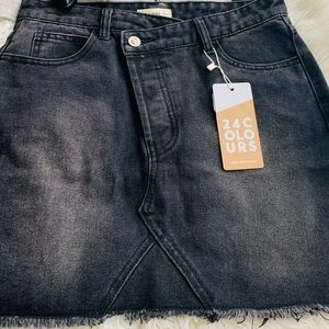 Mini jean skirt with raw edge
